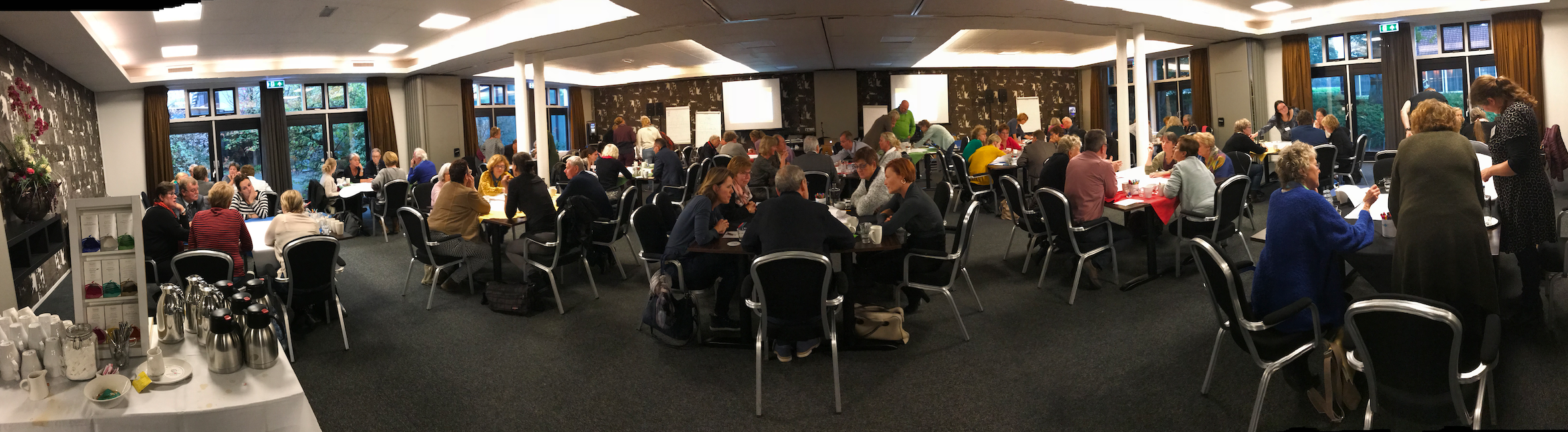 World Café: in groepjes van vijf een goed gesprek (eigen foto)